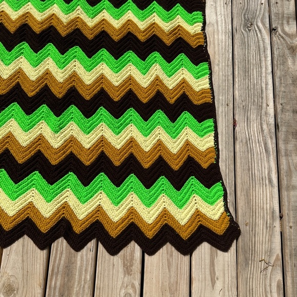 VINTAGE 1970s Zigzag Crochet Afghan Blanket - Picture 3 of 6